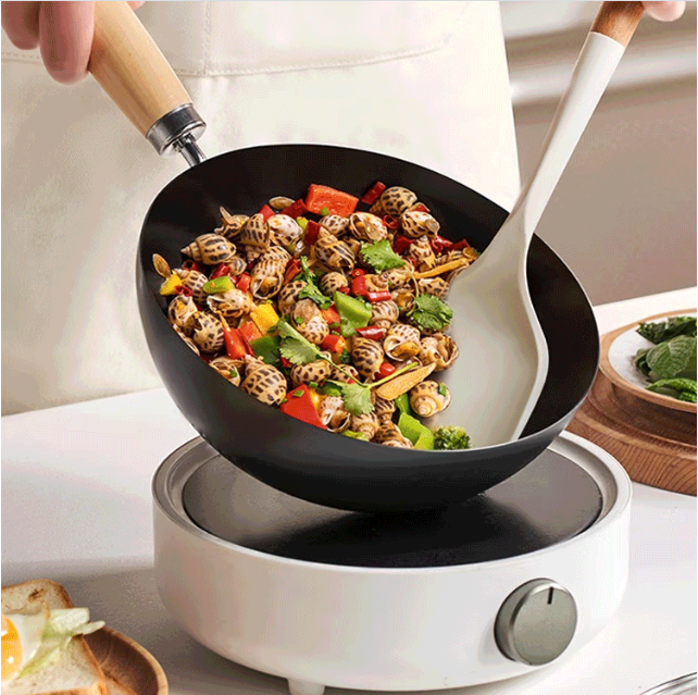 我終於能夠單手拋鍋了！只有我臉一樣大小的迷你炒鍋，精鐵加不塗層用著放心，鐵鍋也可以這麼萌這麼可愛！小巧的無塗層小鐵鍋，可愛好看好用哈！